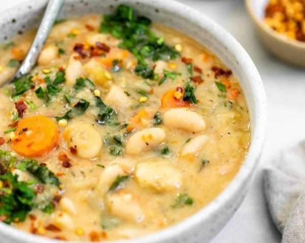 Slow Cooker Tuscan White Bean and Spinach Soup overview