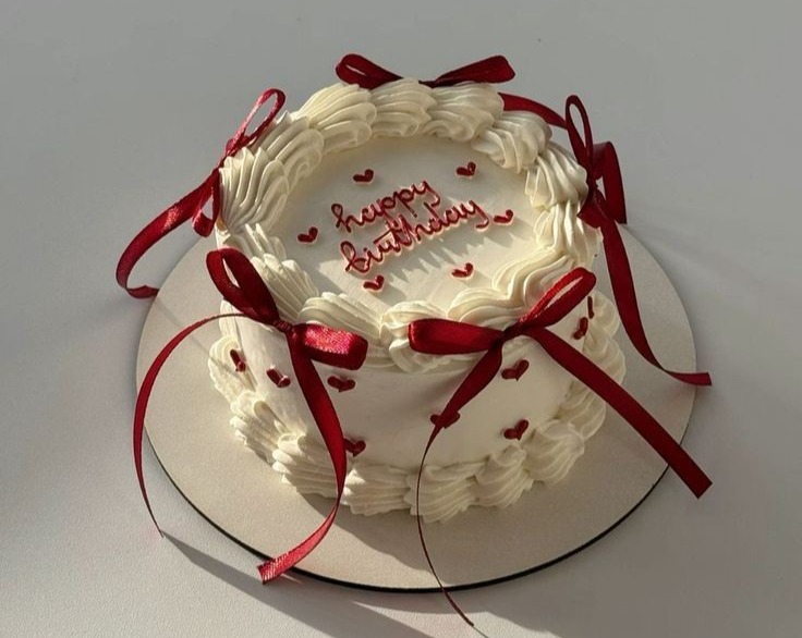 Effortless Vintage Birthday Cake with Bows for Celebrations overview